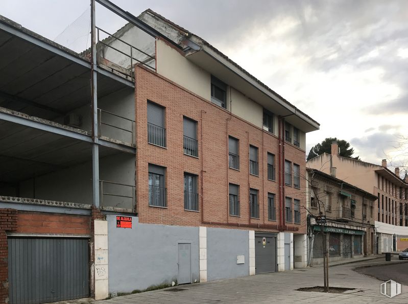 Retail for rent at Zona Santa Bárbara, Toledo, 45006 with building, sky, property, cloud, window, urban design, condominium, neighbourhood, brick and residential area around