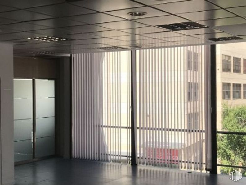 Oficina en alquiler en Calle María Tubau, 5, Fuencarral - El Pardo, Madrid, 28050 con edificio, sombra, madera, mediante, accesorio, ventana, piso, suelo, exterior automotriz y rectángulo alrededor