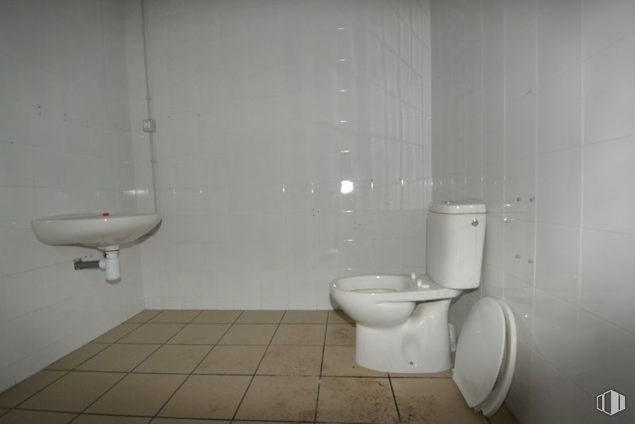 Industrial for sale at Avenida Industria, 177(P), Numancia de la Sagra, Toledo, 45230 with toilet, sink, flooring, wall, floor, white, bathroom, plumbing fixture, tile and plumbing around