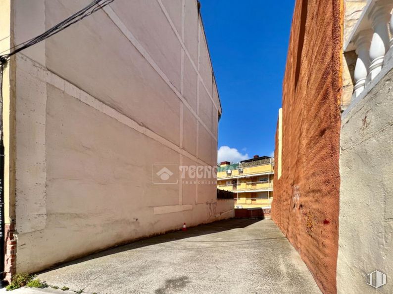 Suelo en venta en Zona Fuencarral - Tres Olivos, Fuencarral - El Pardo, Madrid, 28034 con edificio, cielo, madera, superficie de la carretera, asfalto, ladrillo, sombra, paisaje, material compuesto y tintes y matices alrededor