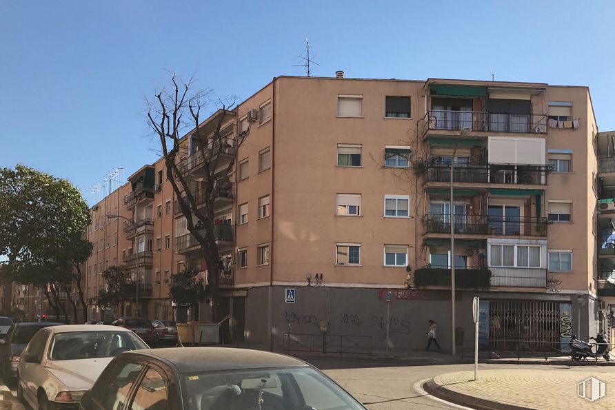 Retail for sale at Calle Clara Campoamor, 13, Carabanchel, Madrid, 28025 with car, building, sky, window, vehicle, infrastructure, plant, tree, motor vehicle and urban design around