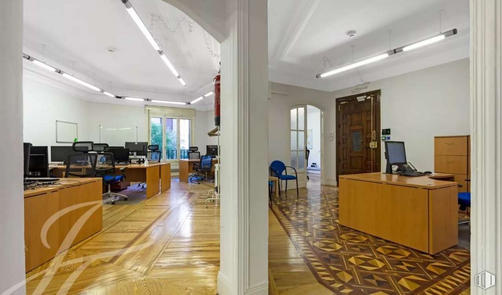 Oficina en venta en Calle Monte Esquinza, Chamberí, Madrid, 28010 con escritorio, puerta, silla, ebanistería, propiedad, mueble, madera, ordenador, pantalla de ordenador y planta de interior alrededor