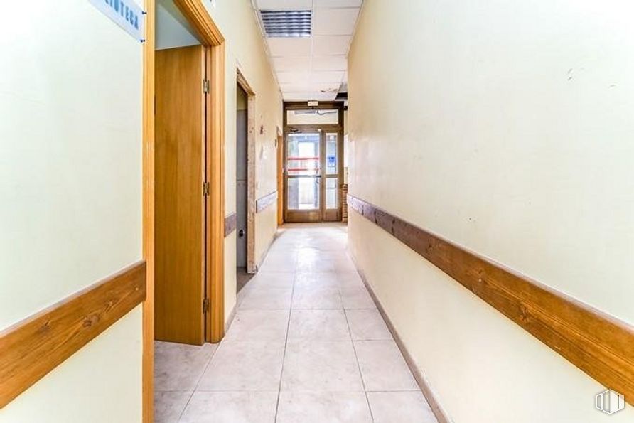 Retail for sale at Calle León Felipe, Guadalajara, 19004 with building, fixture, wood, floor, flooring, rectangle, hall, composite material, ceiling and symmetry around