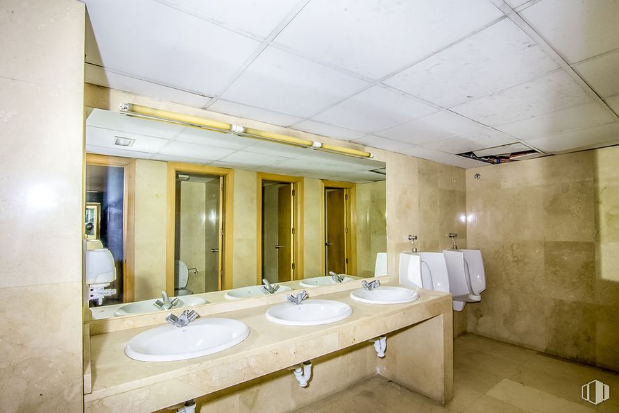 Oficina en venta en Doctor Severo Ochoa, Alcobendas, Madrid, 28100 con fregadero, espejo, grifo, lavabo de baño, accesorio de plomería, baño, alumbrado, diseño de interiores, madera y piso alrededor