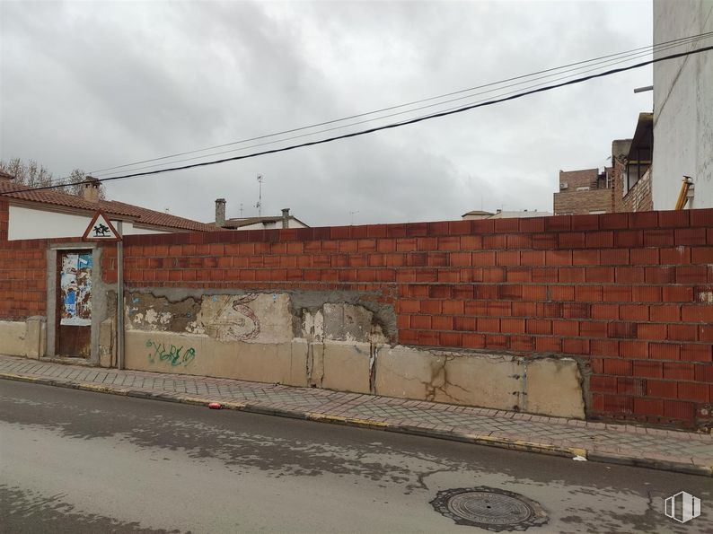 Land for sale at Calle Valencia, Quintanar de la Orden, Toledo, 48500 with sky, cloud, window, brick, building, brickwork, road surface, asphalt, residential area and composite material around