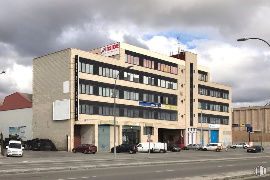 Office for rent at Carretera Villaverde a Vallecas, Villa de Vallecas, Madrid, 28031 with building, street light, cloud, sky, property, car, window, wheel, tire, urban design and vehicle around