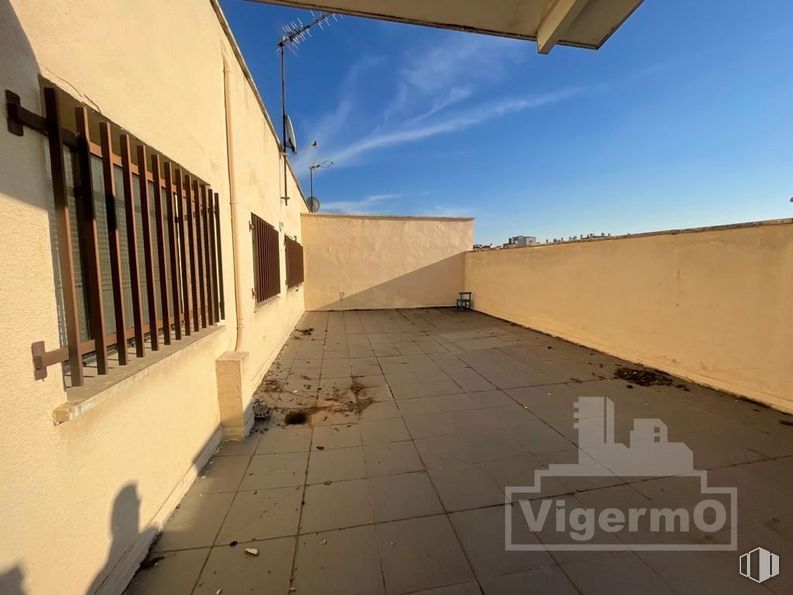 Nave en alquiler y venta en Calle Pozo Nieve, Torrejón de Ardoz, Madrid, 28850 con edificio, ventana, cielo, durante el día, propiedad, sombra, accesorio, madera, superficie de la carretera y propiedad material alrededor