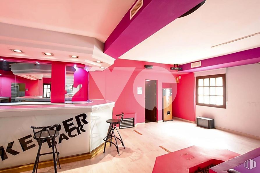 Retail for rent at Zona Renfe, El Escorial, Madrid, 28280 with stool, window, building, furniture, decoration, textile, comfort, lighting, interior design and pink around