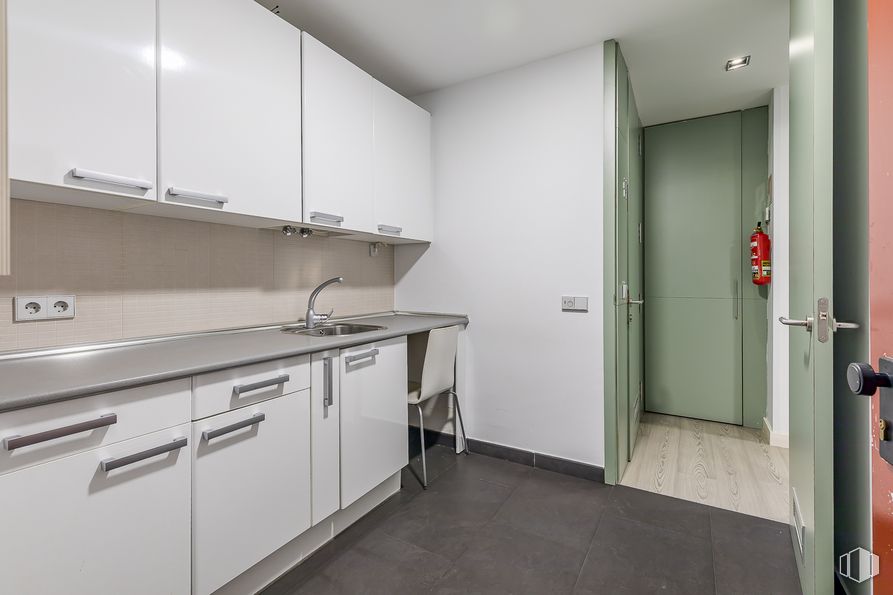 Local en venta en Calle Raimundo Lulio, Chamberí, Madrid, 28010 con ebanistería, edificio, encimera, aparato de cocina, estufa de cocina, asa, cocina, puerta, accesorio y diseño de interiores alrededor