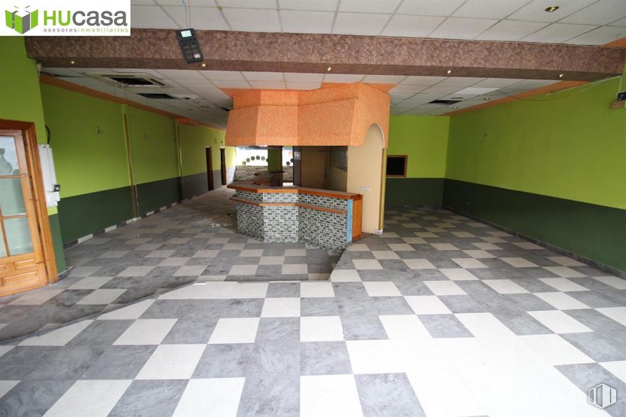 Retail for rent at Avenida Santa Bárbara, Toledo, 45006 with door, interior design, fixture, architecture, tile flooring, floor, flooring, hall, wall and real estate around