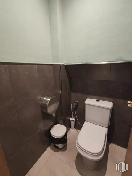 Retail for sale at Avenida Industria, Tres Cantos, Madrid, 28760 with toilet, toilet seat, plumbing fixture, bathroom, purple, interior design, floor, flooring, fixture and building around