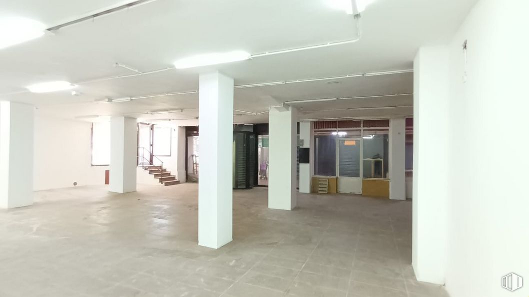 Retail for sale & for rent at Calle Lope de Vega, 47, Getafe, Madrid, 28904 with fixture, hall, flooring, floor, glass, ceiling, column, tile flooring, event and plaster around