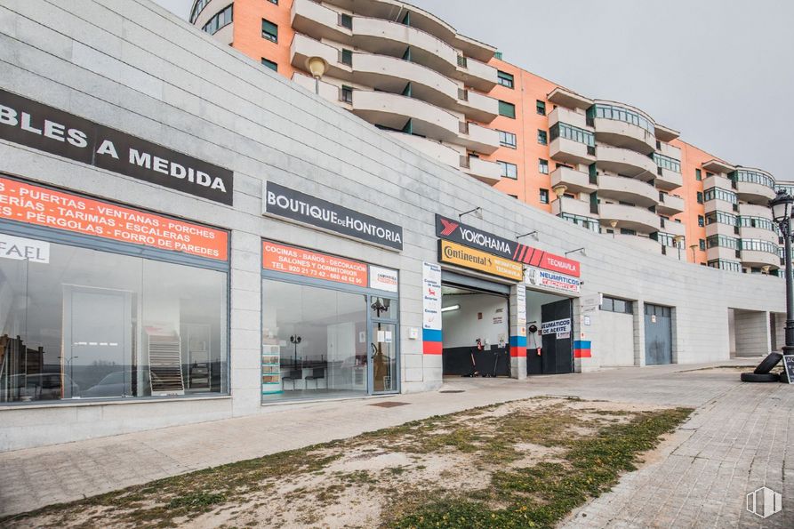 Retail for sale at Calle Manuel Gómez Moreno, Ávila, 05003 with building, property, commercial building, sky, facade, real estate, urban design, metropolitan area, city and mixed-use around