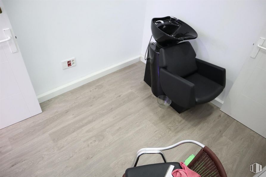 Retail for rent at Calle Mayor, Guadalajara, 19001 with chair, interior design, comfort, flooring, floor, automotive design, wood, fixture, bag and hardwood around