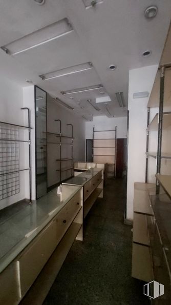 Retail for rent at Paseo Delicias, Arganzuela, Madrid, 28045 with cabinetry, property, fixture, interior design, wood, flooring, floor, material property, glass and ceiling around