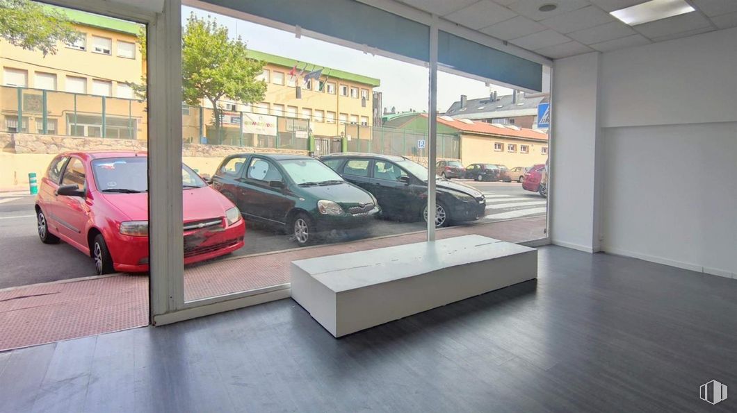 Local en venta en Cuesta San Francisco, 16, Las Rozas de Madrid, Madrid, 28230 con coche, edificio, rueda, neumático, mesa de trabajo, luz de estacionamiento, vehículo terrestre, vehículo, capó y ventana alrededor