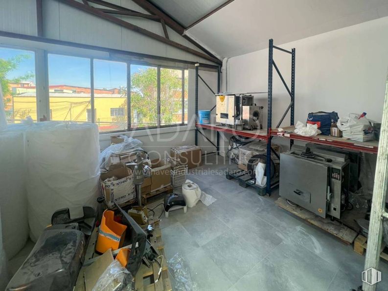 Industrial for sale at Calle Fuentelviejo, San Blas - Canillejas, Madrid, 28022 with window, luggage & bags, floor, ceiling, hall and aluminium around