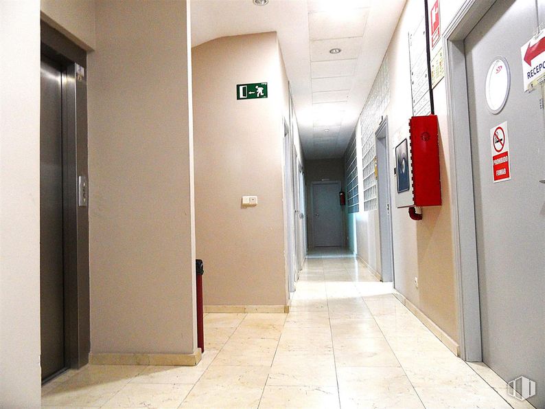 Industrial for sale at Polígono Los Olivos, Getafe, Madrid, 28906 with flooring, floor, door, ceiling, tile flooring, cleanliness, dead bolt, tile, aluminium and home door around