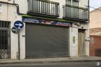 Retail for rent at Calle Pez, 24, Campo Real, Madrid, 28510 with door, building, property, window, fixture, road surface, asphalt, house, wood and plant around