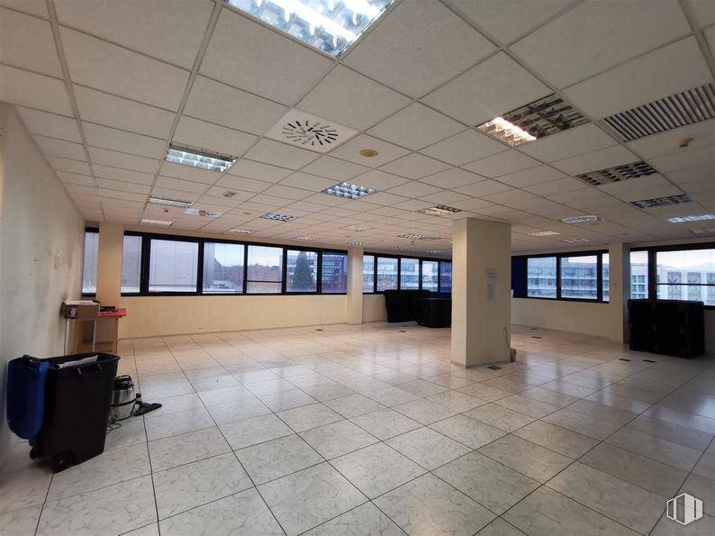 Oficina en alquiler en Calle Cronos, San Blas - Canillejas, Madrid, 28037 con lámpara, ventana, edificio, accesorio, suelos, hall, suelo, techo, vidrio y evento alrededor