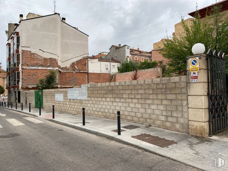 Land for sale at Calle Teniente Figueroa, 20, Guadalajara, 19001 with building, sky, cloud, window, road surface, asphalt, house, slope, brick and street light around