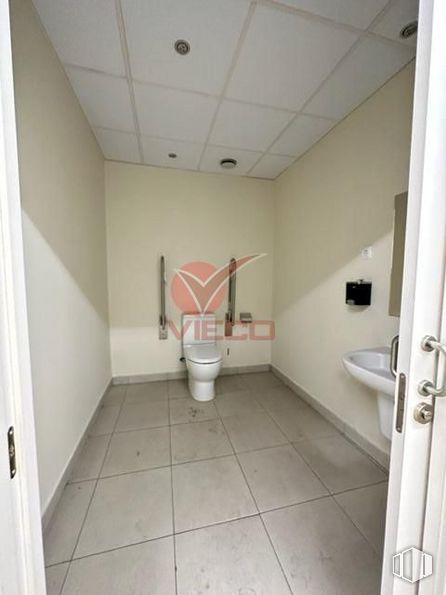 Retail for rent at Calle Fermín Caballero, Cuenca, 16004 with sink, door, plumbing fixture, building, bathroom, toilet, fixture, bathroom sink, toilet seat and architecture around