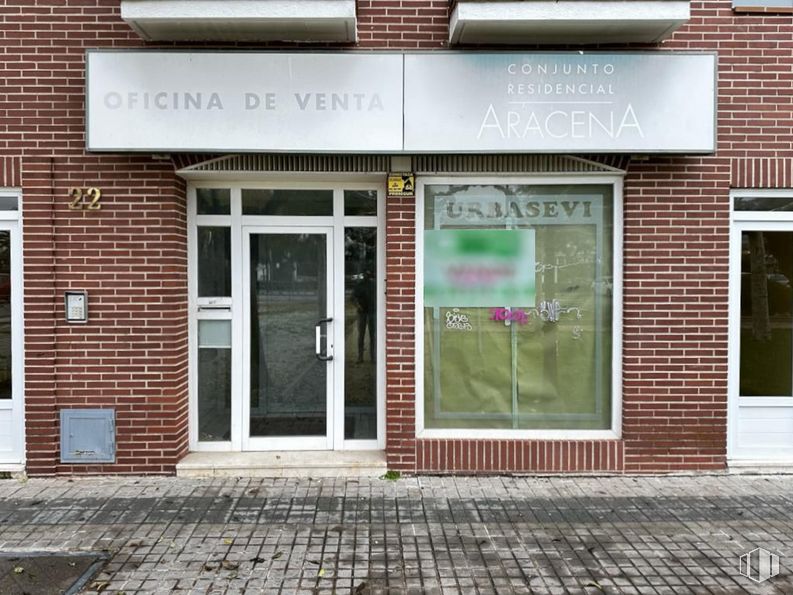 Local en venta en Centro urbano, Sevilla la Nueva, Madrid, 28609 con puerta, durante el día, accesorio, arquitectura, barrio, fuente, material de construcción, ladrillo, madera y fachada alrededor