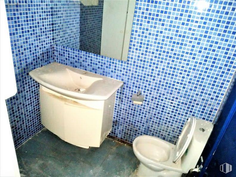 Retail for sale at Paseo Muñoz Grandes, Carabanchel, Madrid, 28025 with toilet, sink, plumbing fixture, tap, purple, bathroom, toilet seat, fluid, bathroom sink and interior design around