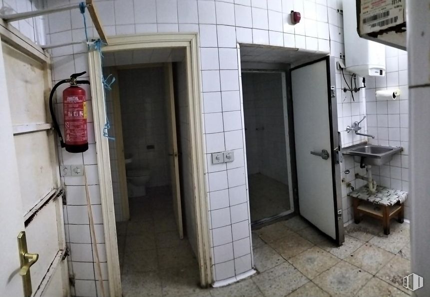 Retail for sale at Calle Escuderos, 10, Segovia, 40001 with door, furniture, sink, building, fixture, house, gas, plumbing fixture, flooring and machine around