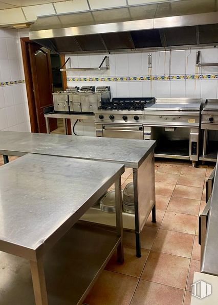 Local en venta en Zona centro, Collado Villalba, Madrid, 28400 con mesa, madera, suelos, cocina, suelo, madera dura, accesorio, edificio, ingeniería y haz alrededor