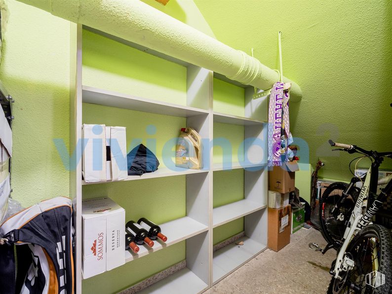 Local en venta en Calle Cristóbal Bordiú, Chamberí, Madrid, 28003 con neumático, bicicleta, rueda, estante, estantería, interiorismo, suelo, estantería, guardabarros y planta de interior alrededor