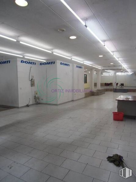 Retail for rent at Zona Centro, Cuenca, 16002 with animal, building, architecture, interior design, handwriting, floor, flooring, wall, art and ceiling around