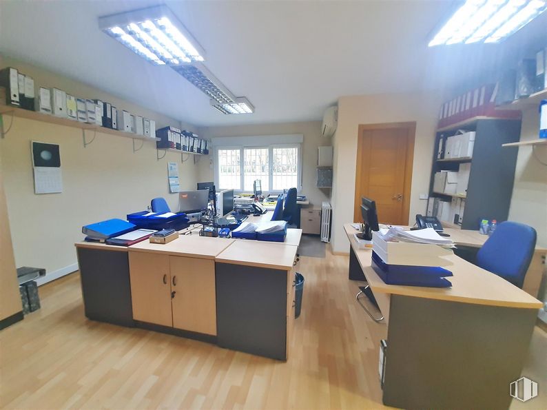 Oficina en venta en Barrio Comillas, Carabanchel, Madrid, 28019 con escritorio, ventana, alumbrado, lámpara, ebanistería, mesa, silla de oficina, mueble, escritorio del ordenador y edificio alrededor