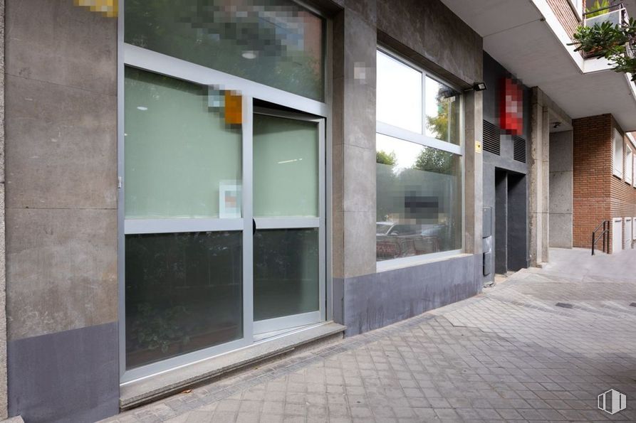 Retail for sale at Avenida América, Salamanca, Madrid, 28002 with wall, door, composite material, glass, concrete, transparency, home door, building material, cleanliness and aluminium around