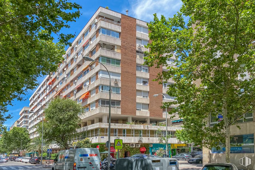 Oficina en alquiler y venta en Calle Félix Boix, Chamartín, Madrid, 28036 con edificio, camioneta, cielo, coche, durante el día, planta, árbol, ventana, vehículo y bloque de pisos alrededor