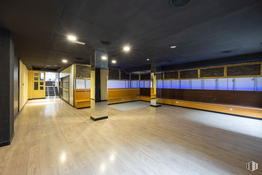 Retail for sale at Paseo San Francisco de Sales, 27, Chamberí, Madrid, 28003 with hall, architecture, building, floor, flooring, wood, ceiling, hardwood, city and glass around