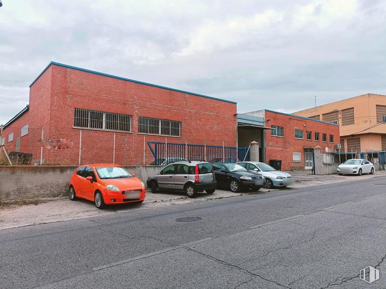 Industrial for sale at Calle Urano, Móstoles, Madrid, 28936 with car, building, automotive lighting, automotive parking light, automotive exterior, parking, family car, automotive tail & brake light, brickwork and full-size car around