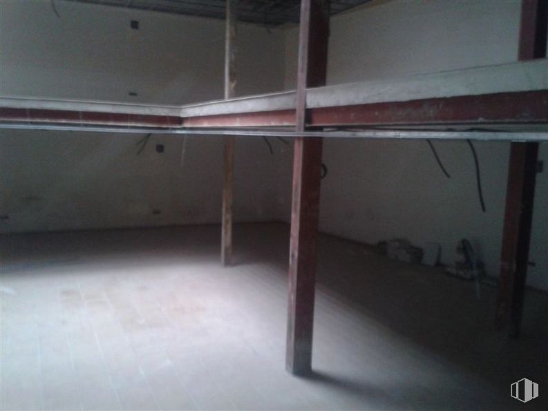 Retail for sale at Calle Real, 8, Madridejos, Toledo, 45710 with wood, flooring, floor, hardwood, tints and shades, composite material, automotive exterior, plywood, ceiling and concrete around