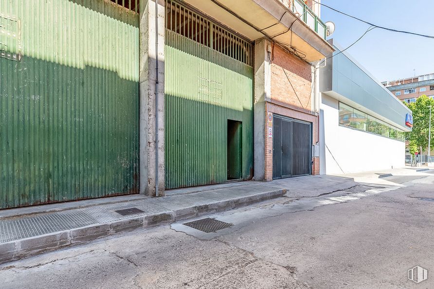 Retail for sale & for rent at Zona Pilar, Talavera de la Reina, Toledo, 45600 with door, building, road surface, tree, asphalt, wall, neighbourhood, residential area, wood and sidewalk around