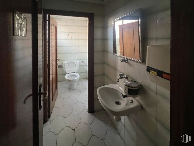 Local en venta en Casco Antiguo, Alcorcón, Madrid, 28921 con fregadero, inodoro, accesorio de fontanería, propiedad, grifo, edificio, espejo, baño, lavabo de baño y accesorio alrededor