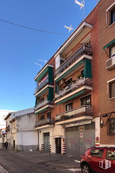 Nave en alquiler en Calle Galeotes, 6, Vicálvaro, Madrid, 28032 con coche, edificio, cielo, neumático, ventana, propiedad, vehículo, rueda, infraestructura y barrio alrededor