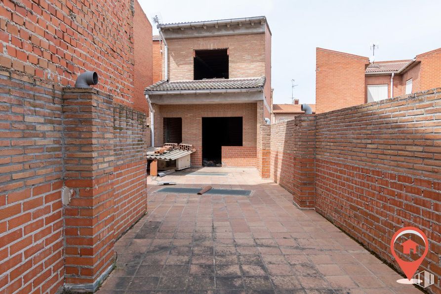 Retail for sale at Calle Nuestra Señora Soledad, Fuensalida, Toledo, 45510 with table, building, sky, brickwork, brick, building material, road surface, wall, facade and landmark around