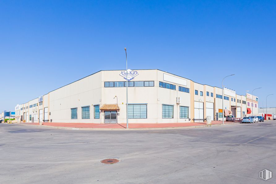 Industrial for sale at Zona industrial Borox, Borox, Toledo, 45222 with sky, window, street light, asphalt, building, gas, facade, city, commercial building and door around