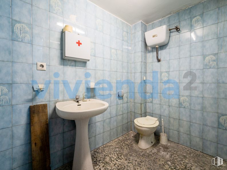 Local en venta en Calle Francisco del Pozo, Fuencarral - El Pardo, Madrid, 28034 con inodoro, fregadero, accesorios de fontanería, grifo, propiedad, lavabo, espejo, cuarto de baño, morado y fluido alrededor