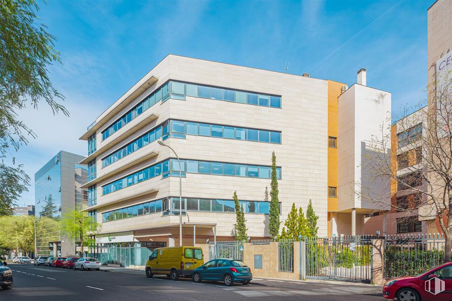 Office for sale at Calle Cronos, San Blas - Canillejas, Madrid, 28037 with car, building, daytime, city, urban area, metropolitan area, facade, apartment, architecture and high-rise building around