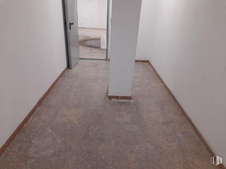 Local en venta en Avenida Doctor Mendiguchia Carric, Leganés, Madrid, 28913 con puerta, madera, accesorio, suelos, suelo, material compuesto, suelo de baldosas, madera dura, material de construcción y beige alrededor