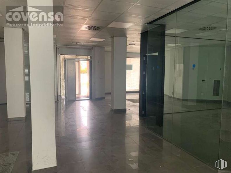 Local en alquiler y venta en Pasaje Guardia Civil, Sevilla la Nueva, Madrid, 28609 con espejo, accesorio, edificio, diseño de interiores, arquitectura, suelo, piso, pasillo, techo y vidrio alrededor