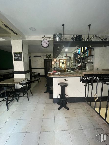 Local en alquiler y venta en Calle Real de Arganda, Villa de Vallecas, Madrid, 28031 con taburete, mesa, restaurante, silla, mesa de cocina y comedor, lámpara y aluminio alrededor