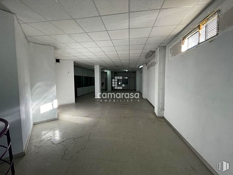 Retail for sale & for rent at Paseo San Roque, 38, Ávila, 05003 with window, chair, fixture, hall, flooring, ceiling, composite material, space, building and symmetry around