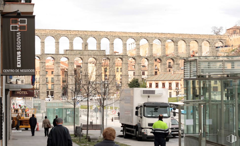 Oficina en alquiler en Avenida del Padre Claret, 12 C.N. Exitus I, Segovia, 40001 con camión, persona, edificio, vehículo, cielo, neumático, modo de transporte, arquitectura, vehículo de motor, espacio publico, viaje, rueda y personas alrededor